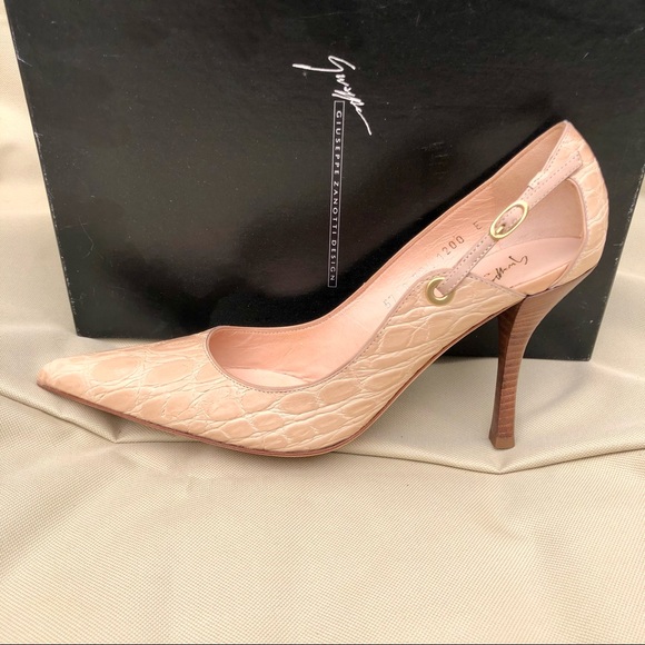 Giuseppe Zanotti NWT beige crocodile pump with side cut out and buckle Sz 8.5